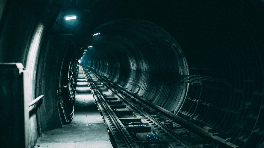 Eisenbahn-Tunnel im Dunkel
