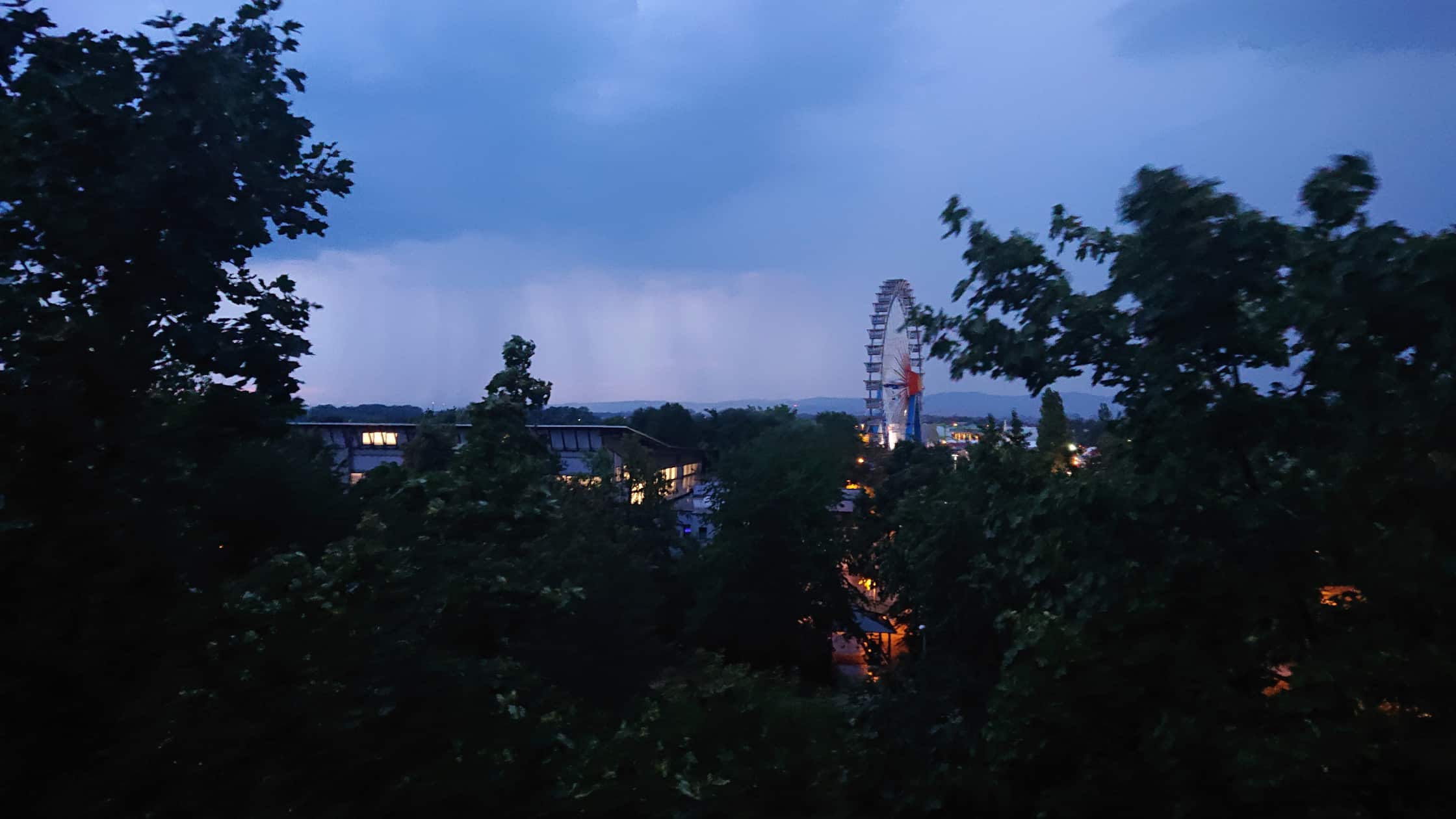 Abend­li­cher Gewit­ter­him­mel in Straubing